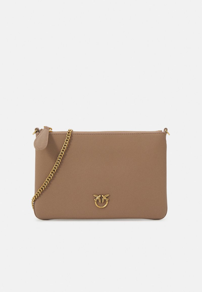 Tan leren clutch tas met een gouden kettingband, voorzien van een logoaccent aan de voorkant en een gladde textuur. Ritsluiting aan de bovenkant.