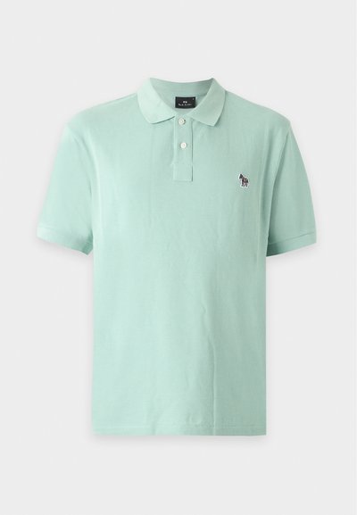 Polo vert clair à manches courtes avec deux boutons blancs et petit logo zèbre brodé sur la poitrine gauche.