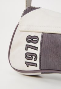 Diesel PLAY  - Clutch - light gray/dark gray