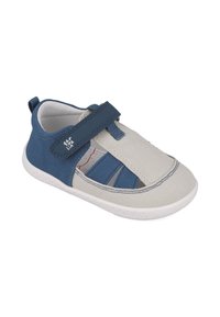 Sandalia infantil azul y gris de materiales de lona y goma, con diseño abierto, cierre de tipo velcro y detalles troquelados en la parte superior.