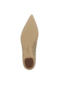 Puntige hak in gestructureerd beige materiaal. Beschikt over een soepele leren zool met een lichte padding nabij de hak. Inclusief handtekeninglogo.