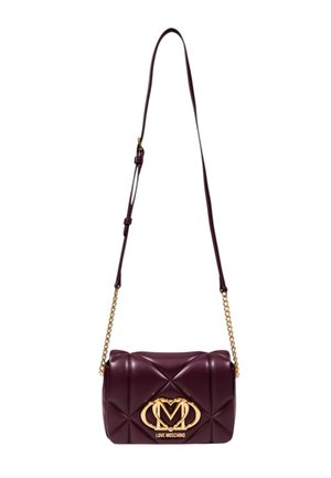 Borsa a tracolla trapuntata color bordeaux con logo dorato, tracolla a catena dorata, materiale sintetico liscio e forma rettangolare.