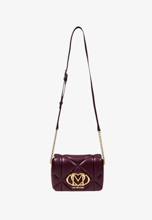 Borsa a tracolla trapuntata color bordeaux con logo dorato, tracolla a catena dorata, materiale sintetico liscio e forma rettangolare.