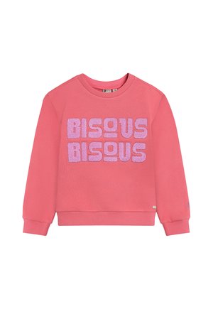 Pinkes langärmeliges Sweatshirt mit gerippten Bündchen und Saum, mit den Worten "BISOUS BISOUS" in großen strukturierten lila Buchstaben auf der Vorderseite.