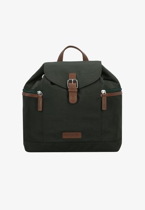 Sac à dos en toile vert foncé avec des accents en cuir marron, une fermeture à rabat, une poche avant zippée et une poignée supérieure. Présente un logo subtil.