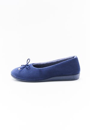 Zapatilla de ballet plana azul marino con tela suave, suela acolchada y pequeño lazo en la parte delantera.