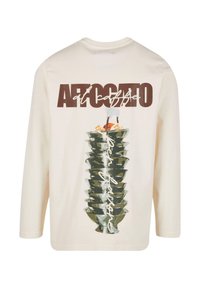 Crème lange mouwen shirt met een grafisch ontwerp van gestapelde groene kommen met de bruine tekst "Afgato al caffè" en witte scriptdetails.