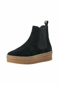 Svart mocka ankelboot med elastiska sidpaneler, rund tå och en strukturerad tan plattformssula. Dragflik på baksidan.