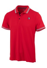 Polo shirt rouge à manches courtes avec un col et des poignets rayés noirs et blancs, deux boutons noirs, et un petit logo FILA sur la poitrine gauche.