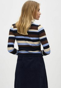 Top cu mâneci lungi, cu dungi și textură în relief, având culori în nuanțe de albastru marin, maron, bej și bleu deschis, cu un design ajustat și detalii contrastante pe manșete.