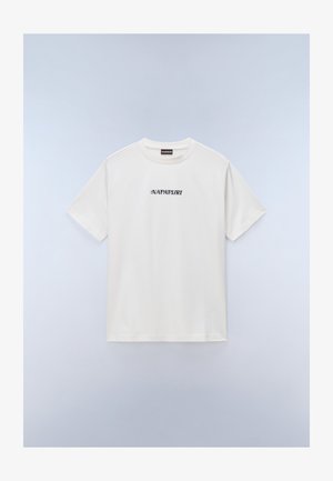 Fehér, rövid ujjú pamut póló, amelyen a mellkas közepén fekete "Napapijri" felirat látható.