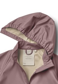 Vandafvisende jakke i støvet rosa med en let, glat overflade. Har en beige foer, justerbar hætte og trykknaplukninger.