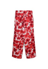Blumenhose mit einem rot-weißen Druck und großen Blumen. Der Stoff ist leicht und hat eine glatte Textur sowie zwei Gesäßtaschen.