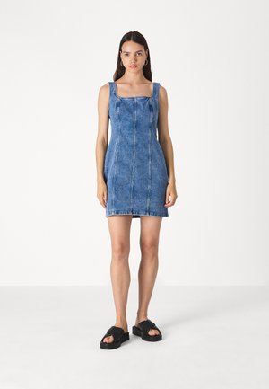 WIDE STRAP MINI - Denimové šaty - medium