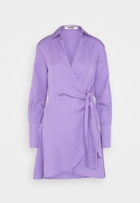 Laventelinvärinen kietaisumekko, jossa on terävä kaulus, pitkähihaiset hihat ja sivusolmu. Mekko on pehmeää materiaalia ja siinä on epäsymmetrinen helma.