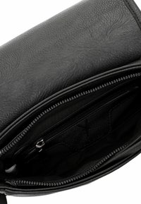 Borsa a mano in pelle nera con superficie texturizzata. L'interno presenta una tasca con zip e diversi scomparti per l'organizzazione.