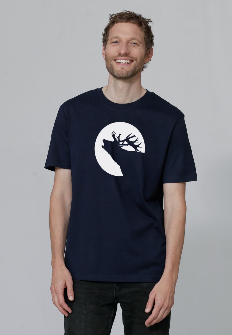 Navy Baumwoll-T-Shirt mit einem weißen kreisförmigen Grafikdesign, das die Silhouette eines Tieres mit Geweih zeigt. Klassisches Rundhalsdesign.