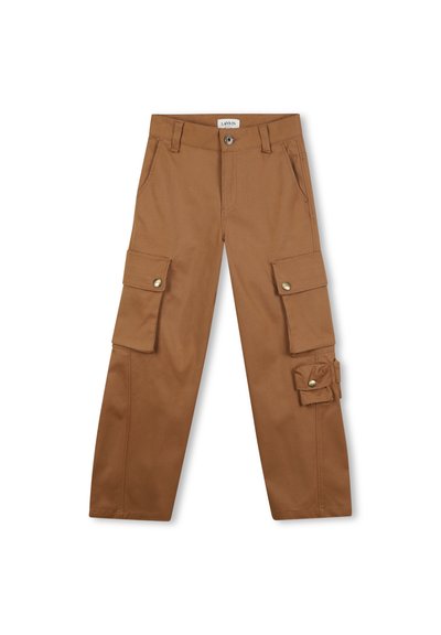 Brązowe spodnie cargo wykonane z mocnego materiału, z dwoma dużymi kieszeniami bocznymi z zatrzaskami, zamkiem błyskawicznym i szlufkami na pasek.