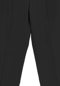 Pantalons noirs à la texture lisse, au design ajusté et aux jambes droites. Détails remarquables comprenant des ouvertures latérales et des coutures soignées.