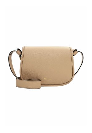 Borsa a tracolla in pelle beige con superficie testurizzata, forma arrotondata, tracolla nera e sobrio dettaglio del logo dorato sul davanti.