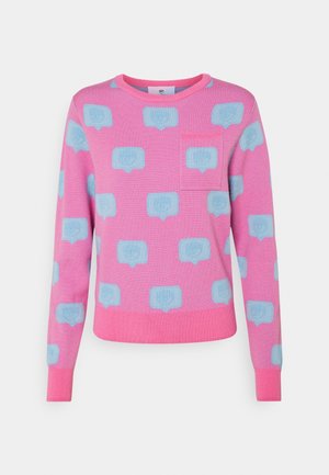 Różowy sweter z dzianiny z jasnoniebieskimi wzorami w kształcie dymków, okrągły dekolt, ribbowe mankiety i dół, z małą kieszonką na piersi.