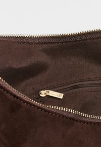 Thumbnail Image 4