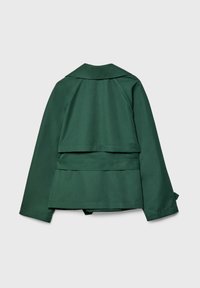 Grøn jakke med et lagdelt rygdesign, krave og lange ærmer. Fremstillet af glat stof uden synligt hardware eller mønstre.