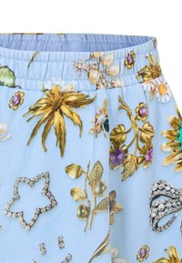 Lichtblauwe stof met bloemen- en decoratieve versieringen in goud, paars en groen, voorzien van een elastische tailleband met plooien en ingewikkelde patroontjes.