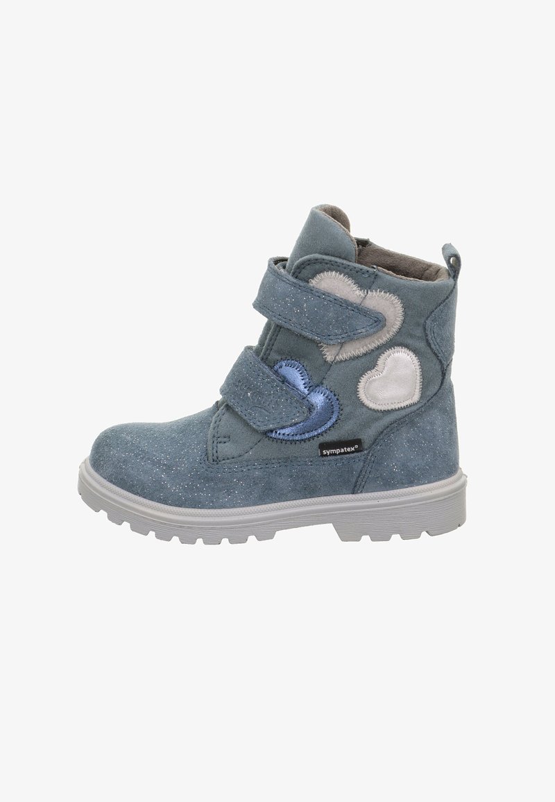 Blaue Wildleder-Stiefelette mit Glitzer, zwei Klettverschlüssen und dekorativen gestickten Herzen in Weiß und Blau. Gummisohle für Grip und Stabilität.