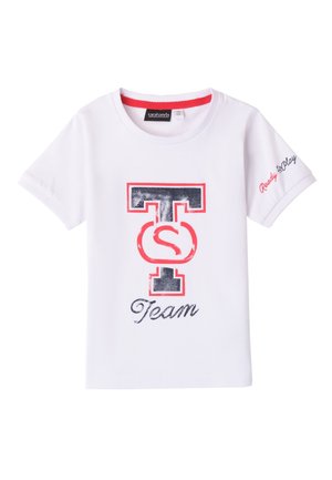 Camiseta blanca de algodón con una gran "T" impresa y "Team" en azul marino y rojo, con el texto "Listo para Jugar" en la manga. Manga corta y cuello redondo.