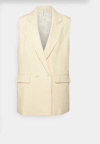Bezrukávý smetanový blazer vestička s klopovými límci, předním zapínáním na dvojité knoflíky a dvěma klopovými kapsami na jednobarevném světlém pozadí.