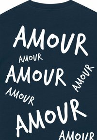Tamsiai mėlynas marškinėliai su baltu tekstu, rašančiu "AMOUR" skirtingais dydžiais ir orientacijomis, sudaranti dinamišką tipografinį dizainą.