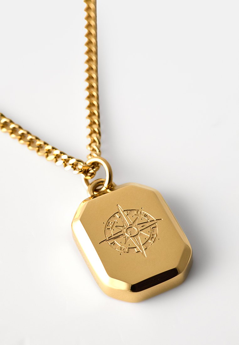 Goldkette mit Kettenmuster; besitzt einen achteckigen Anhänger mit einer Prägung eines Kompassrosens und kunstvollen Details.