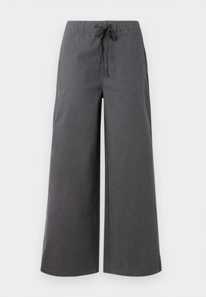 Pantalons larges, gris foncé, fabriqués dans un tissu doux, dotés d'une taille élastique avec cordon de serrage et de détails de couture minimaux.