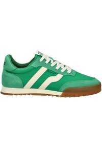 Sneaker verdi realizzati in tessuto e suede, con strisce bianche, lacci tondi e una suola in gomma naturale. Texture morbida, design atletico.