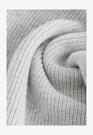 Svetlo siva pletenina z rebrasto teksturo, ki prikazuje mehko, rahlo puhasto površino in spiralno pregib, kar poudarja njeno debelino in toploto.