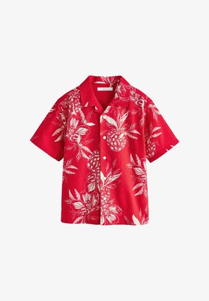 Rotes kurzärmeliges Hemd mit Knöpfen, bedruckt mit weißen tropischen Blumen- und Ananasmustern, flach auf einem weißen Hintergrund ausgebreitet.