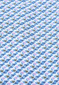 Gepatterde stof met herhalende in elkaar grijpende vormen in lichtblauw, donkerblauw, roze en groen op een witte achtergrond. Soepele textuur.