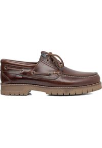 Zapato náutico de cuero marrón con diseño de cordones, parte superior texturizada, costuras en contraste y suela de goma con surcos profundos para tracción.