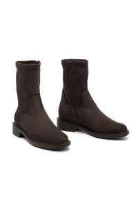 Stivaletti alla caviglia in suede marrone con una texture liscia, cerniera laterale e tacco basso. Design semplice senza motivi o accenti visibili.
