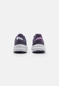 Chaussures de sport violettes avec une tige en maille texturée, des accents roses et gris contrastants, et une semelle intermédiaire blanche. Dispose d'un talon rembourré pour plus de confort.