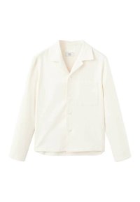 Camisa blanca de manga larga hecha de tela suave, con cuello, bolsillo en el frente y placket de botones, con un corte relajado y diseño minimalista.