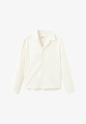 Cămașă albă cu mâneci lungi realizată dintr-o țesătură netedă, având guler, buzunar frontal și închidere cu nasturi, cu o croială lejeră și un design minimalist.