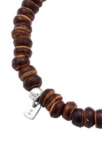 Bruna träkulor med ljusare inslag, kopplade med ett silverlås med en liten tag. Kulorna är runda och släta.
