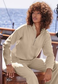 H.I.S Collegepaita - nougat