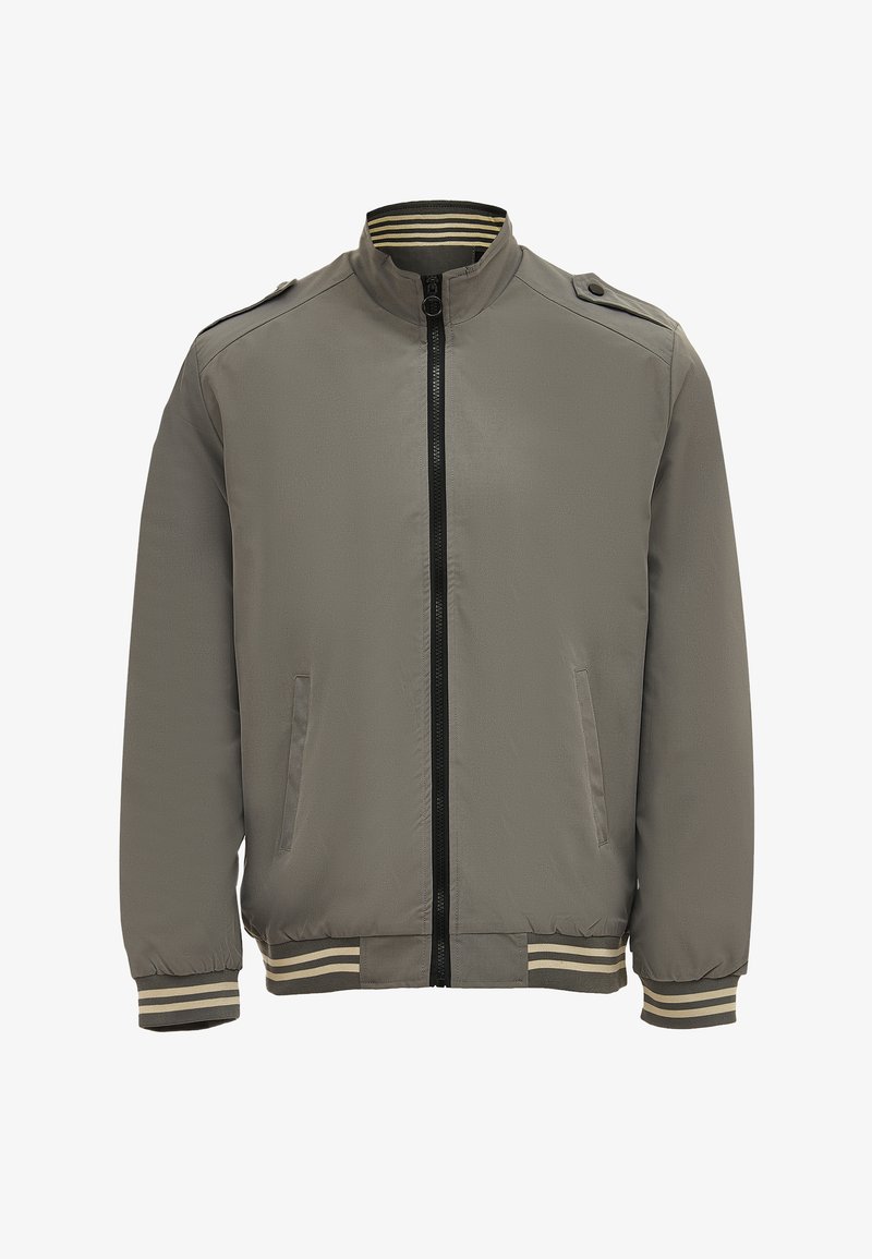 Giubbino bomber grigio leggero con chiusura a zip, polsini a coste e orlo a strisce. Presenta spalline sulle spalle e tasche laterali.