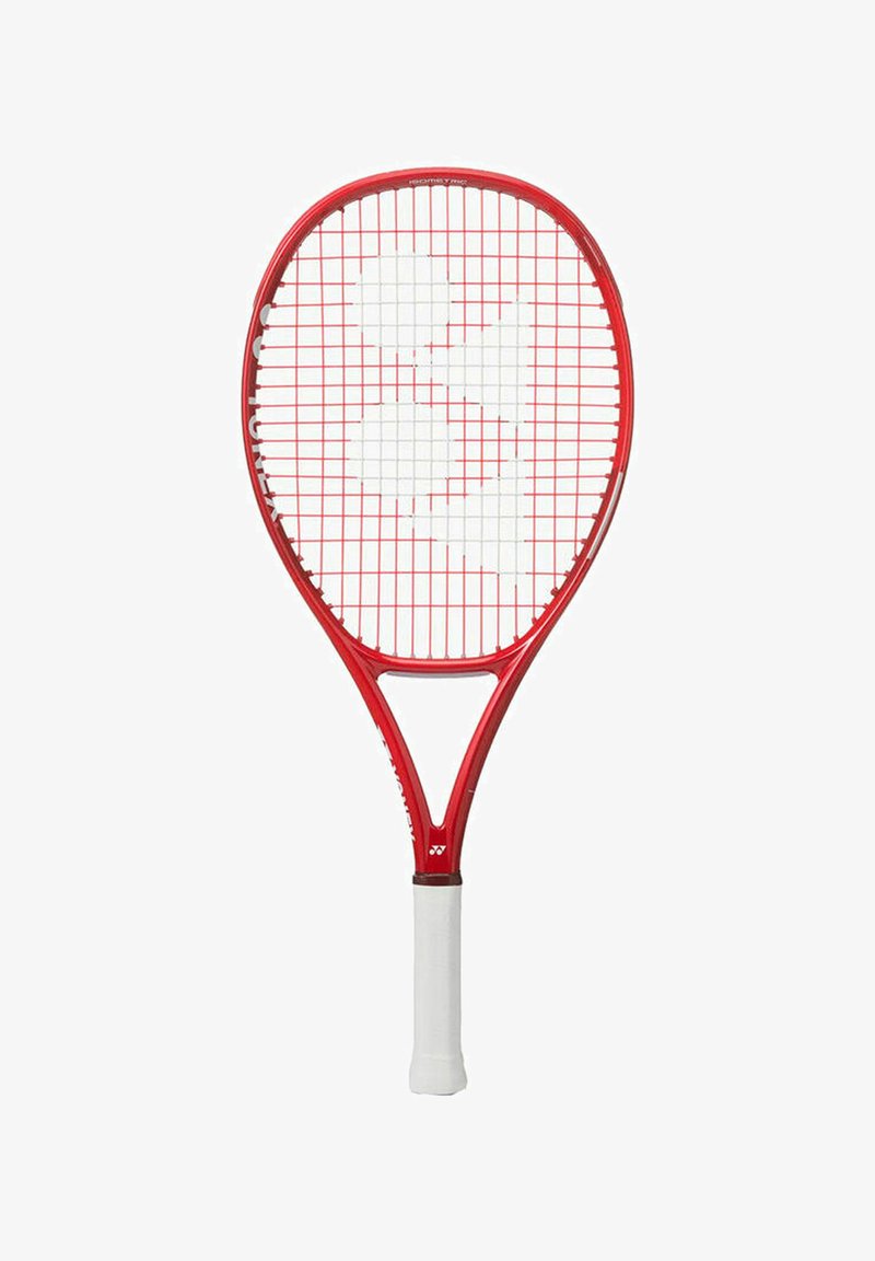 Racchetta da tennis rossa con impugnatura bianca e logo geometrico bianco sulle corde, isolata su sfondo bianco.