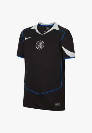 Musta urheilupaita, jossa valkoinen kaulus ja hihansuiden korostukset, sininen reunus, Nike-logo oikeassa rinnassa ja Chelsea FC:n leijonan tunnus vasemmassa rinnassa.