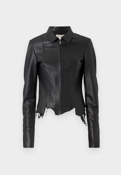 Casaco de couro preto cropped com colarinho, fecho éclair na frente e um único bolso no peito; apresenta bainha desfiada e detalhes nas costuras. Textura suave.