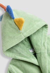 Grünes Kapuzenhandtuch aus weichem Frottee-Stoff. Mit bunten, dreieckigen Applikationen in Blau, Orange und Gelb auf der Kapuze.